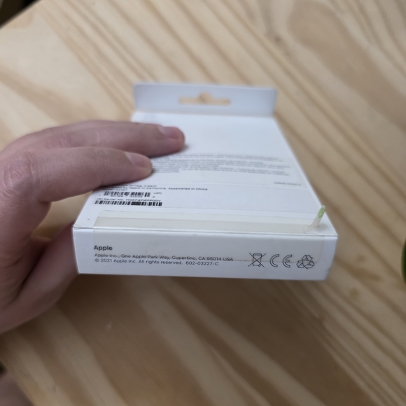 Apple AirTag 4-Pack — White and Silver Packaging - Picture 3 of 4